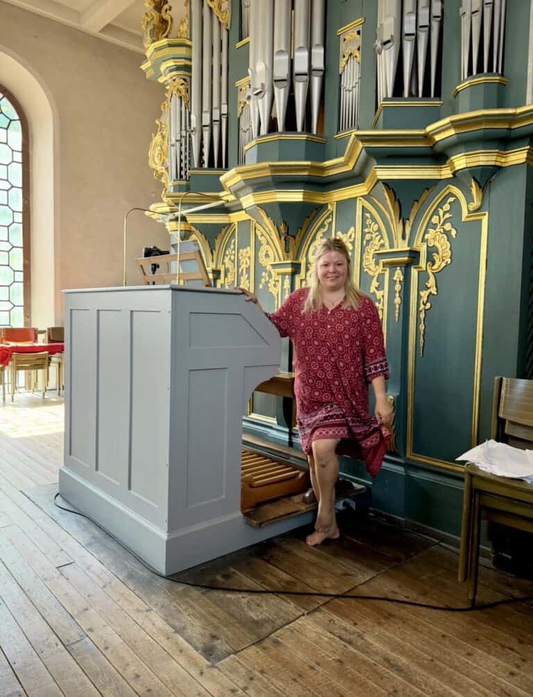 Organistin Kegelladen-Orgel Reinheim Kirche
