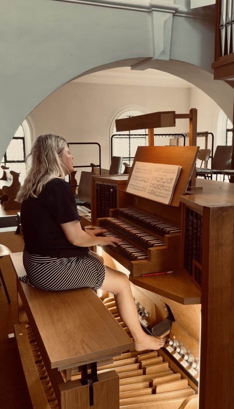 Organistin Lauda Steinmeyer Orgel
