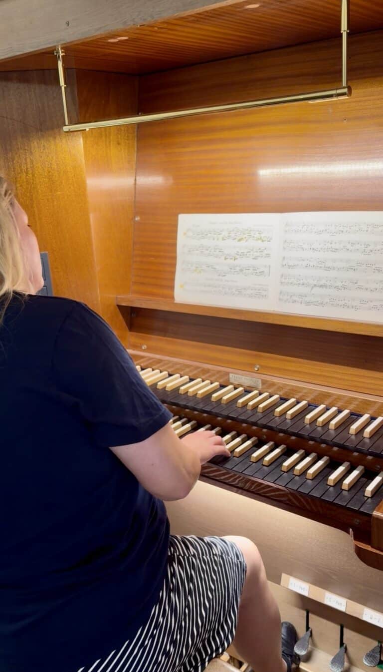 Organistin Heissler Orgel Kirche Unterschüpf