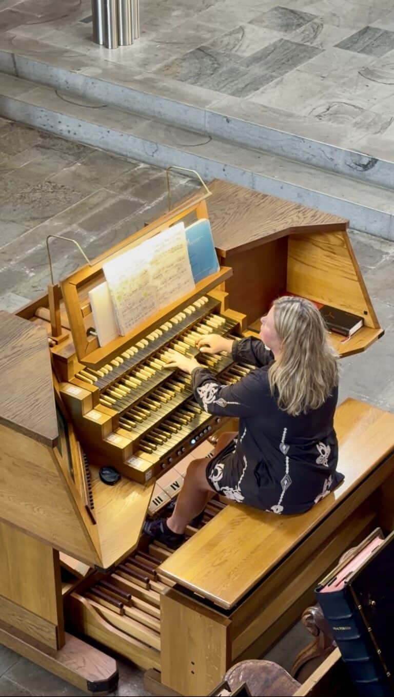 Organistin Hauptorgel Rieger Marienstatt Abtei