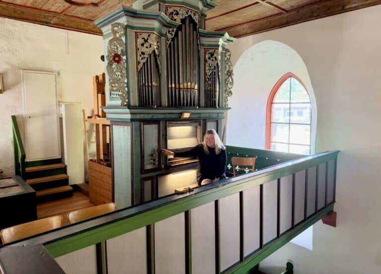 Barockorgel Quellkirche Güttersbach Odenwald Organistin